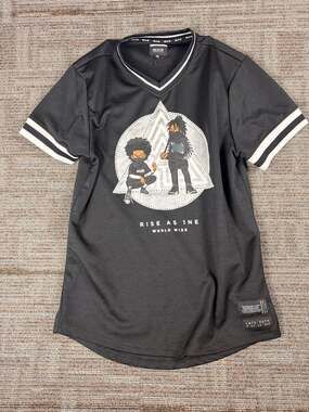 Rise As 1ne Graphic V-Neck Jersey Shirt Black Size XL